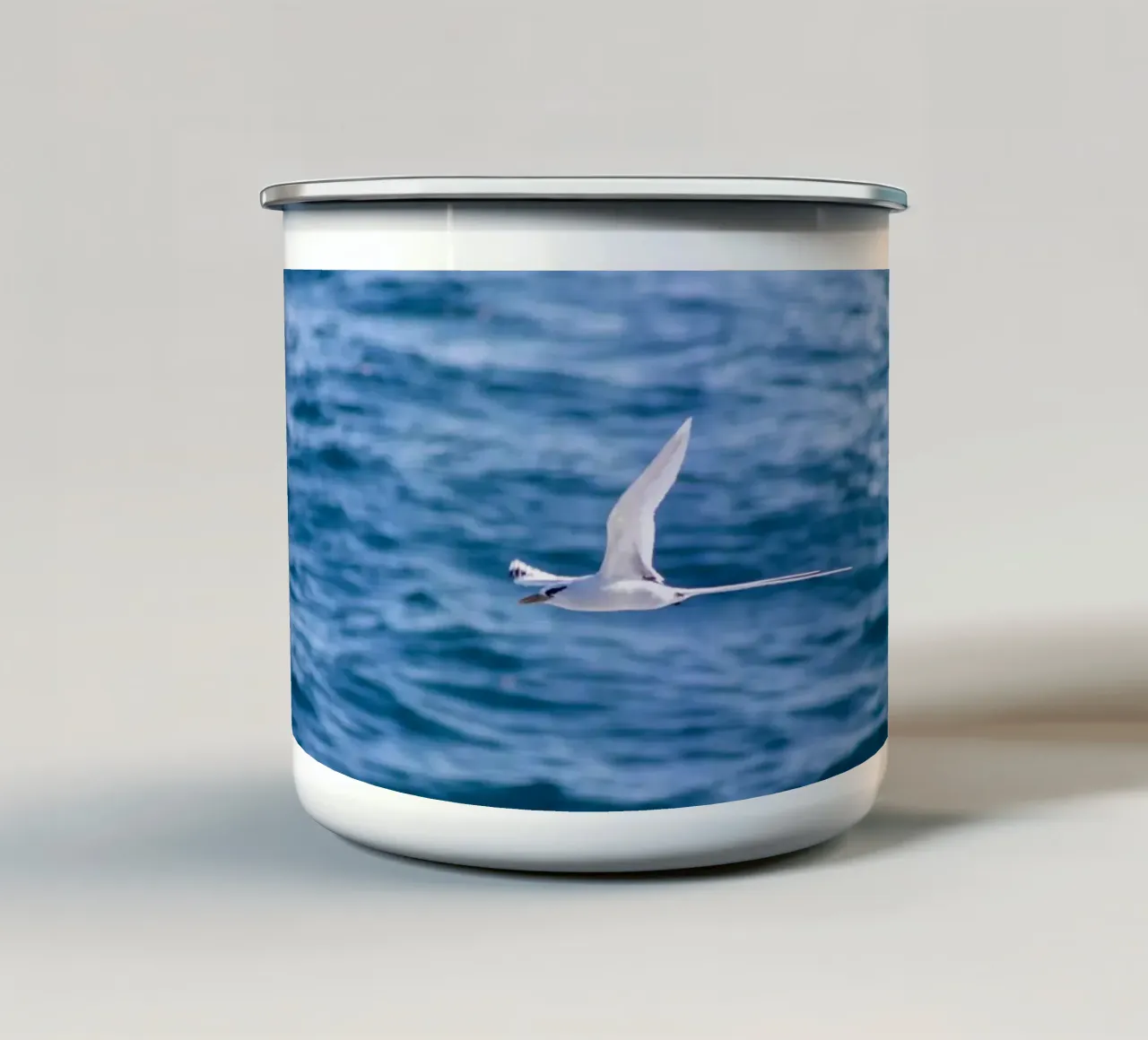 Uccello bianco in volo sul mare 1 tazza in smalto da Léa Lefebvre Photography