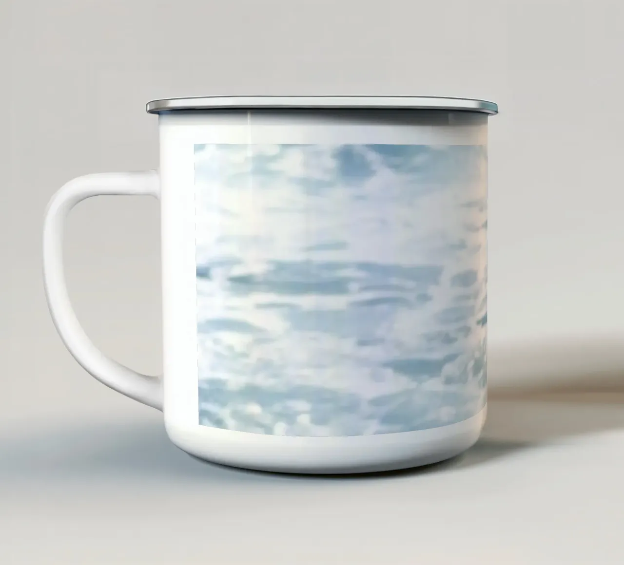 Uccello bianco che vola sopra il mare 2 tazza in smalto da Léa Lefebvre Photography