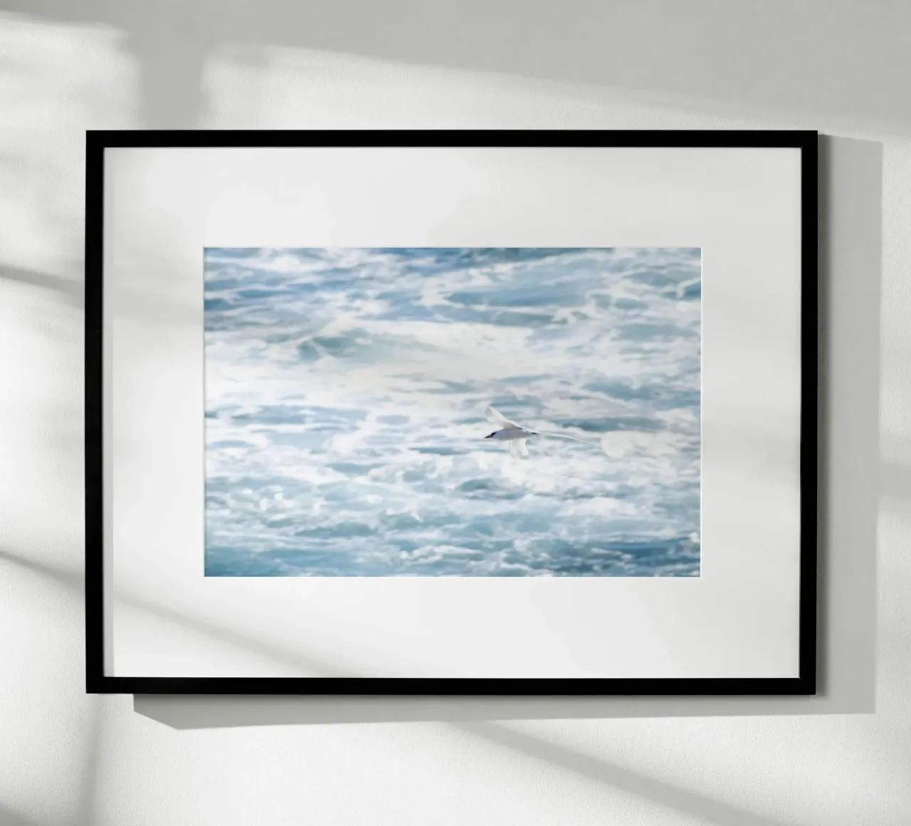 Uccello bianco che vola sopra il mare 2 poster con telaio in alluminio da Léa Lefebvre Photography
