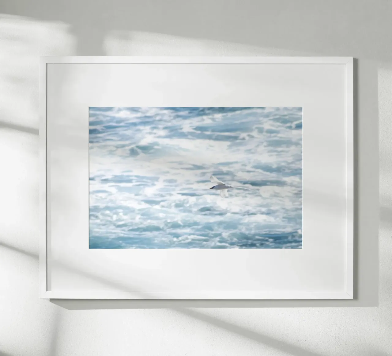 Uccello bianco che vola sopra il mare 2 poster con telaio in alluminio da Léa Lefebvre Photography
