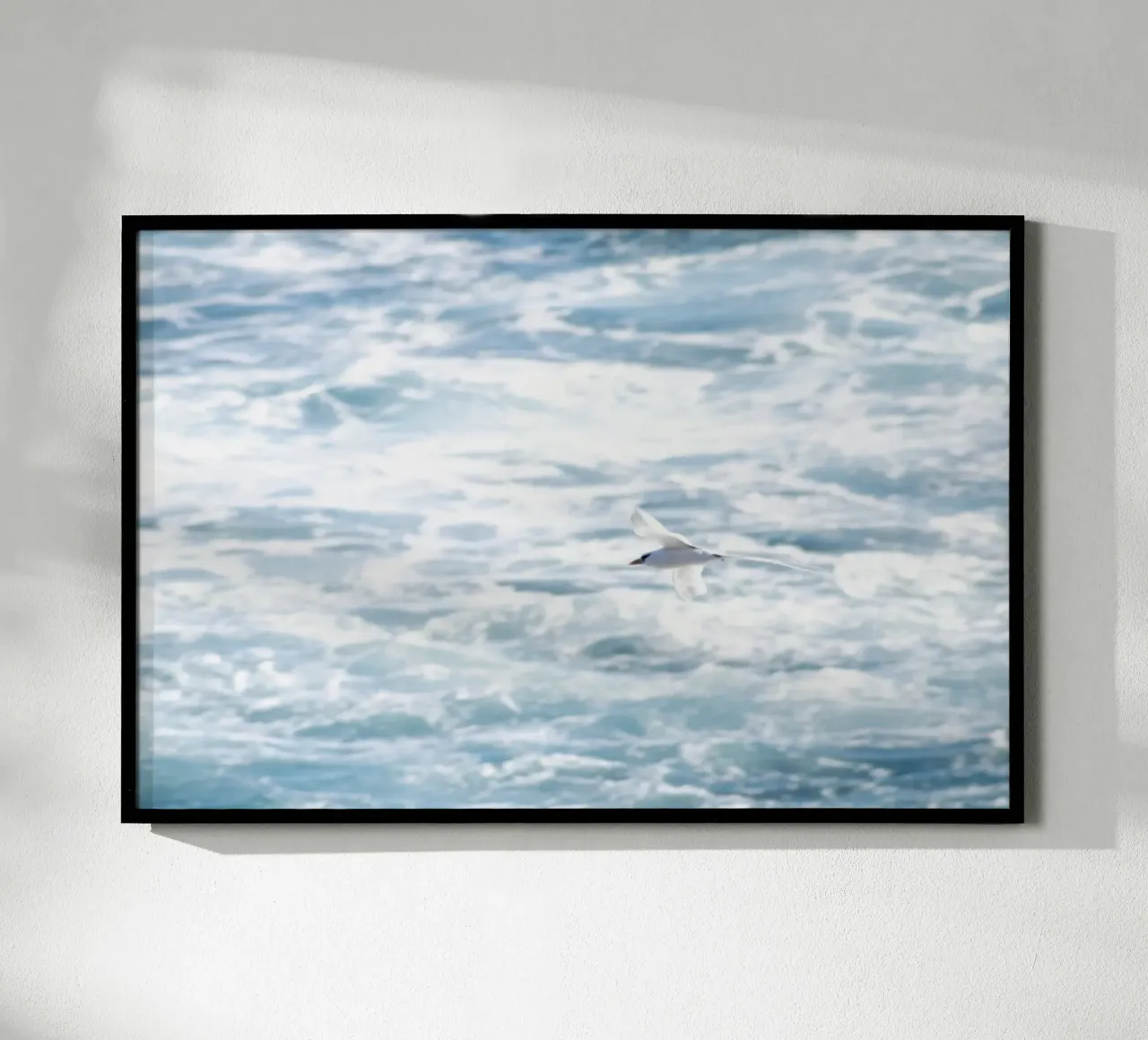 Uccello bianco che vola sopra il mare 2 poster con telaio in alluminio da Léa Lefebvre Photography