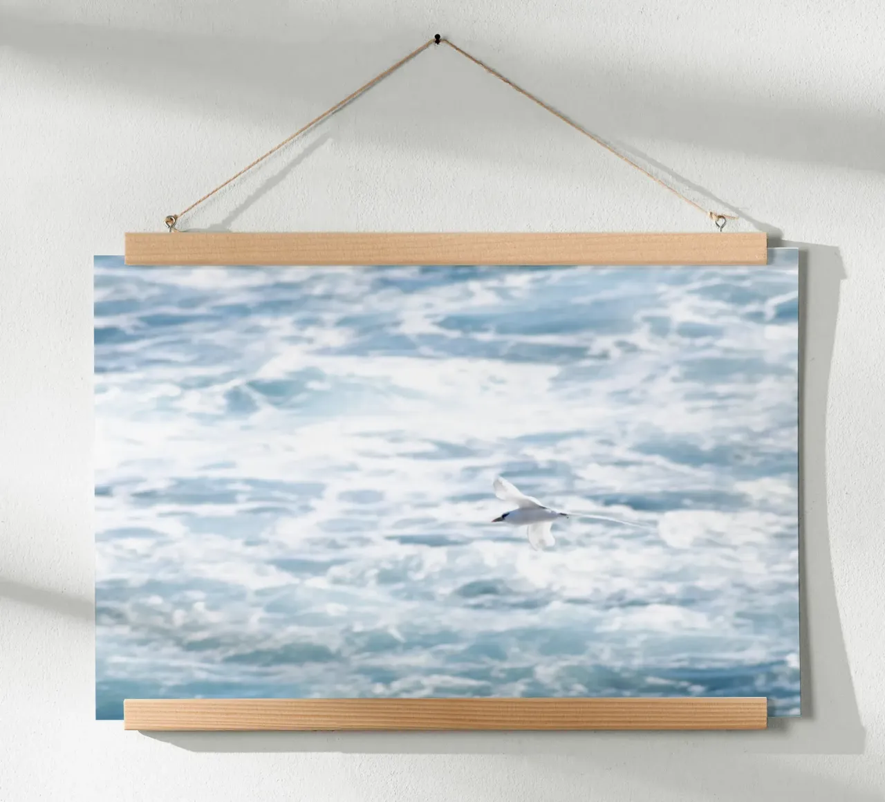 Uccello bianco che vola sopra il mare 2 poster con telaio in alluminio da Léa Lefebvre Photography