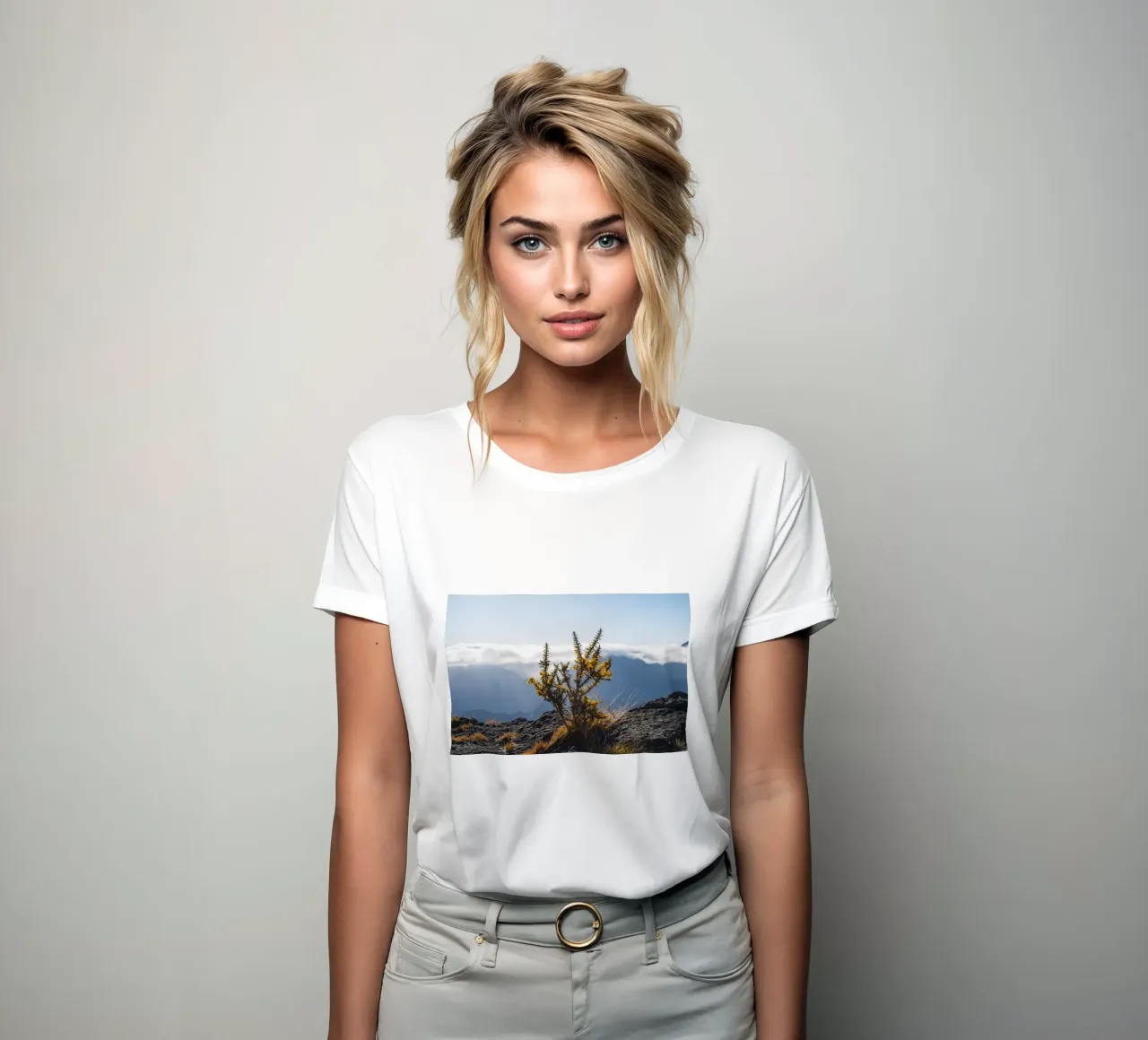 Mont Maïdo con fiori gialli t-shirt da donna da Léa Lefebvre Photography