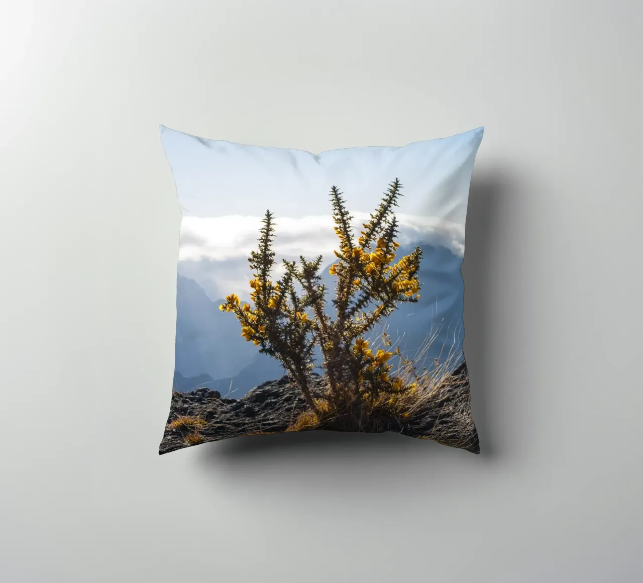 Mont Maïdo con fiori gialli cuscino da Léa Lefebvre Photography