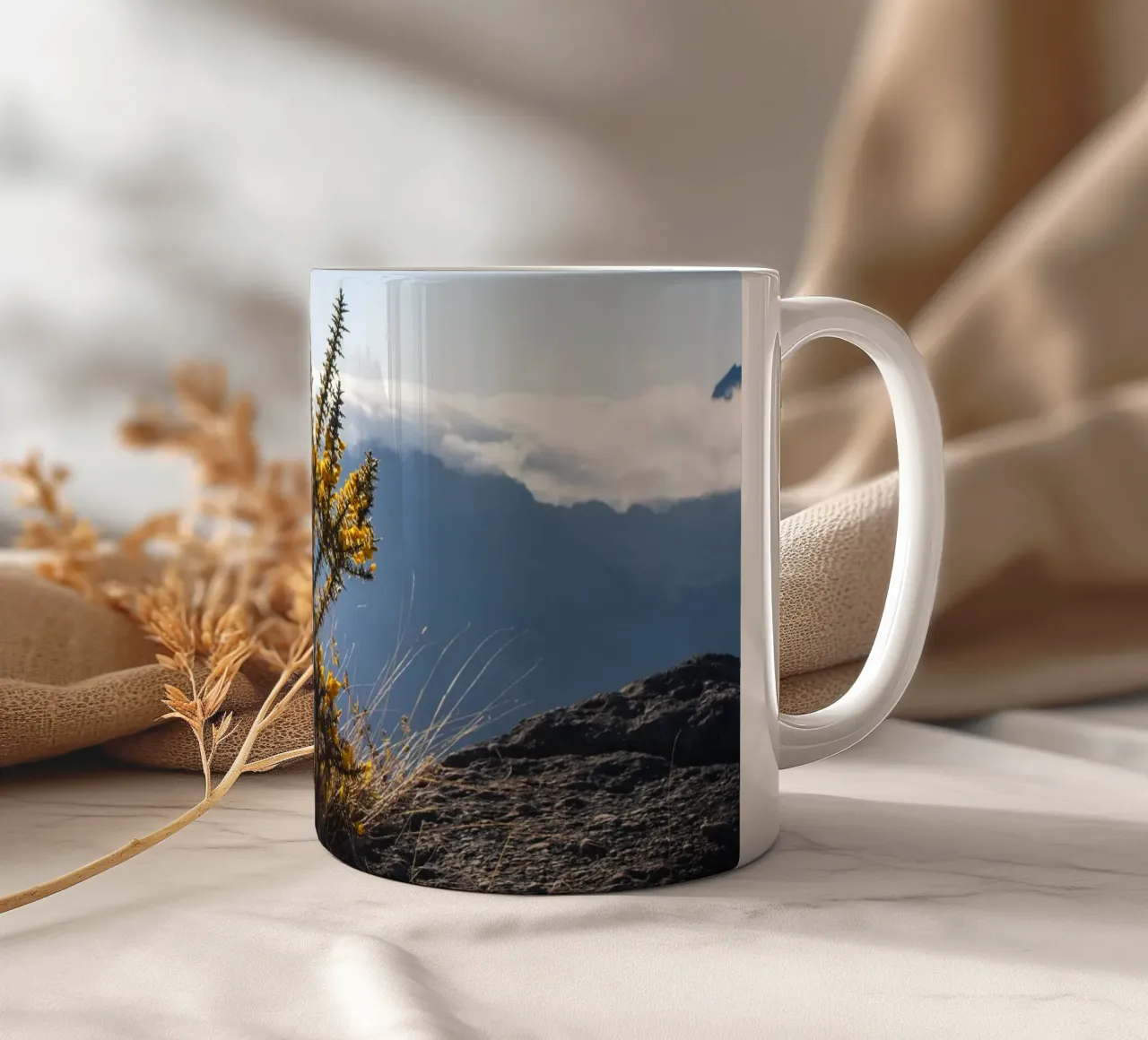 Mont Maïdo con fiori gialli tazza in ceramica da Léa Lefebvre Photography