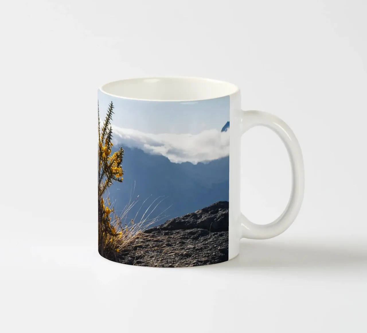 Mont Maïdo con fiori gialli tazza in ceramica da Léa Lefebvre Photography