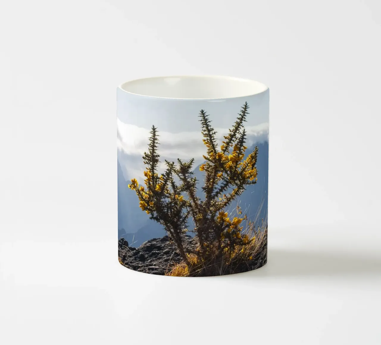 Mont Maïdo con fiori gialli tazza in ceramica da Léa Lefebvre Photography