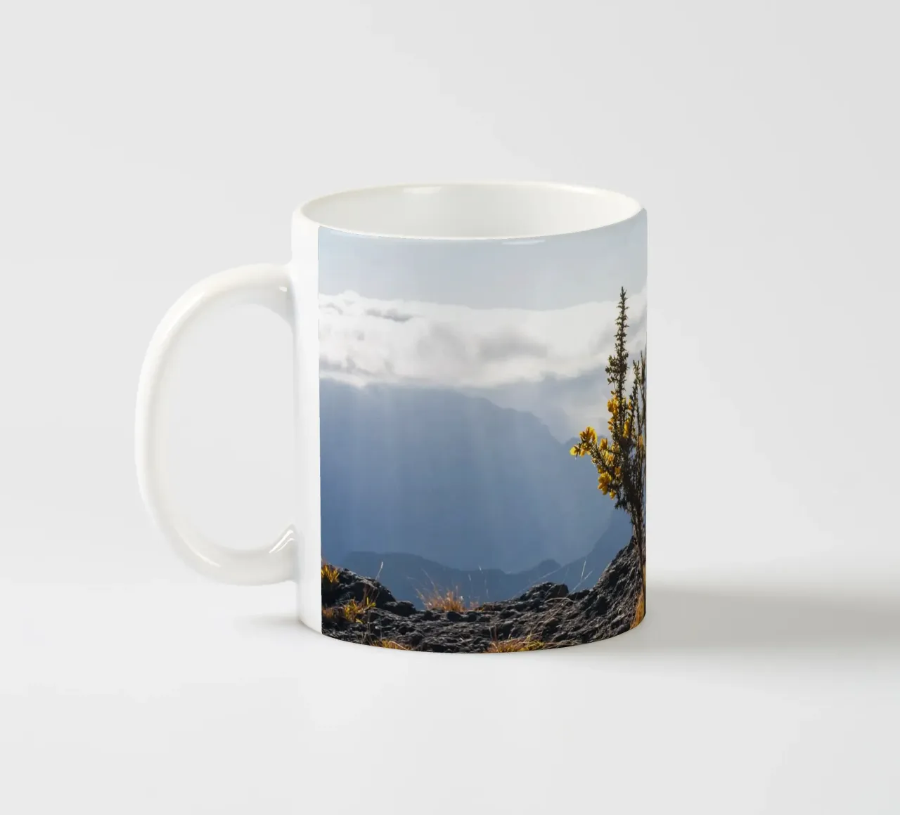 Mont Maïdo con fiori gialli tazza in ceramica da Léa Lefebvre Photography
