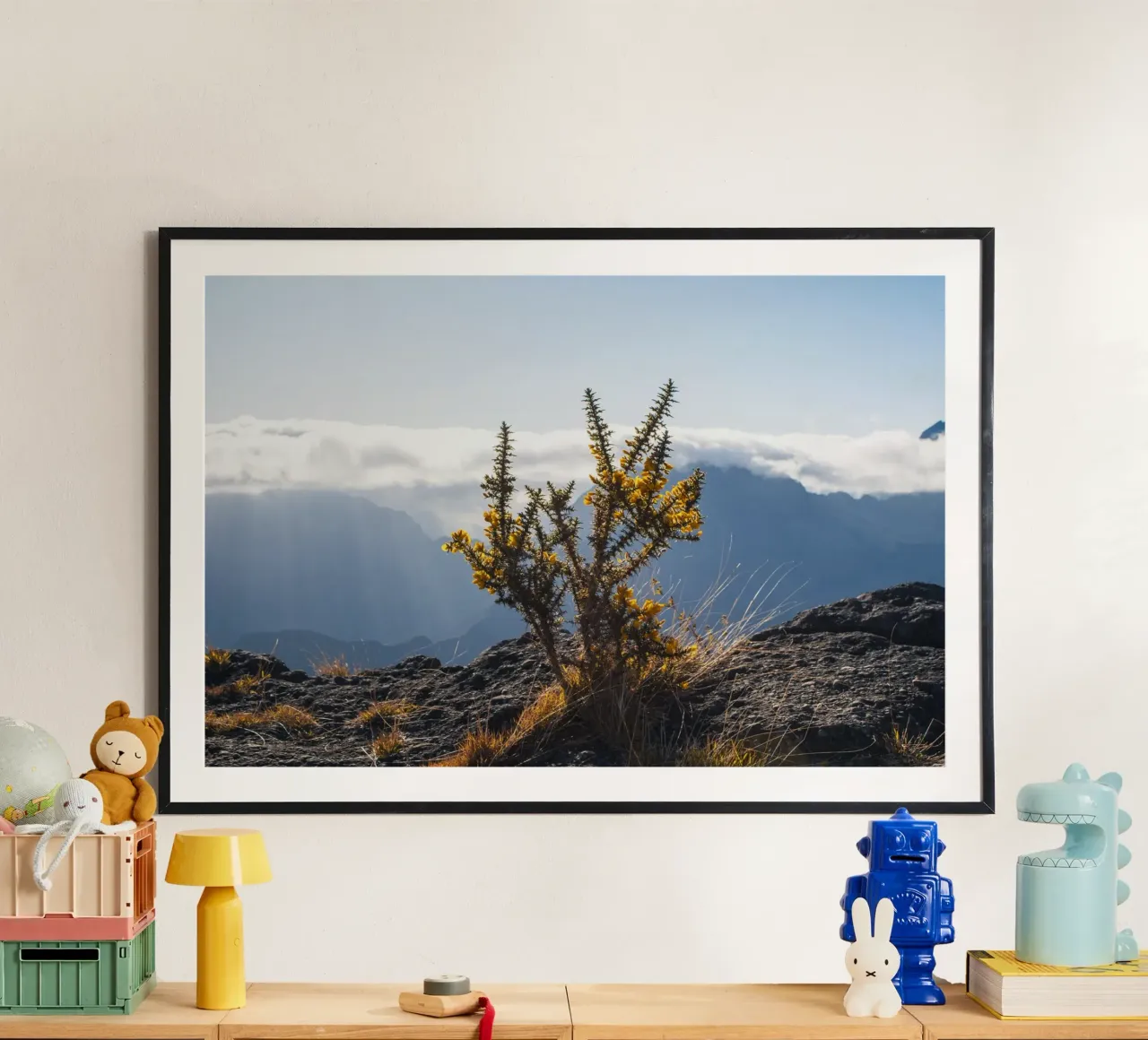 Mont Maïdo con fiori gialli poster con telaio in legno da Léa Lefebvre Photography