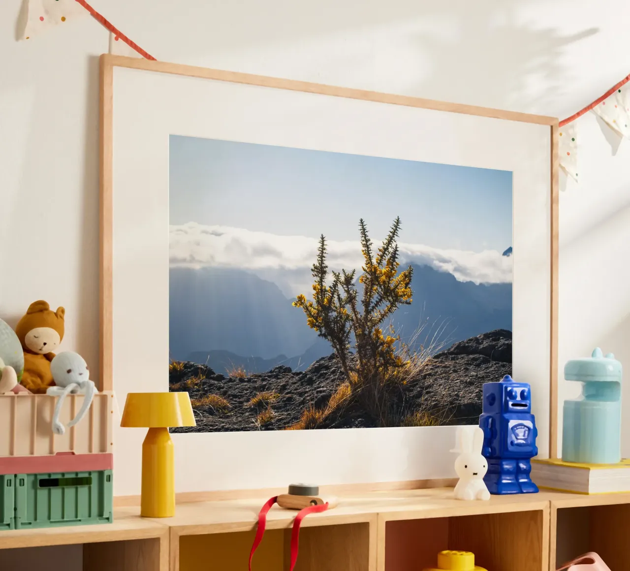 Mont Maïdo con fiori gialli poster con telaio in legno da Léa Lefebvre Photography