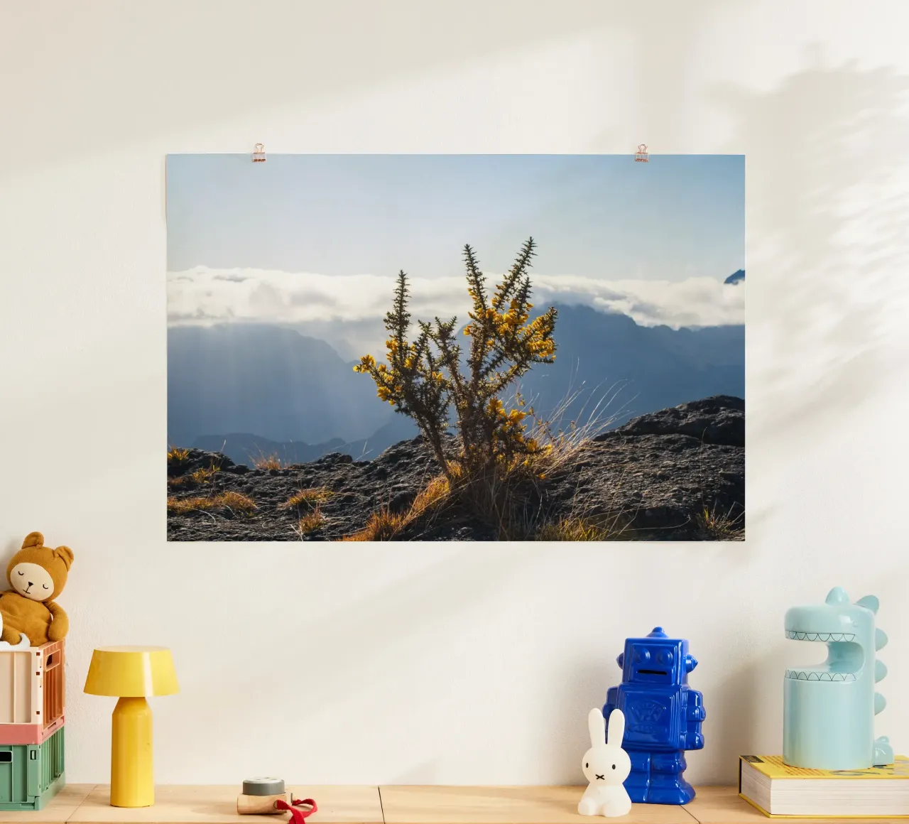 Mont Maïdo con fiori gialli poster con telaio in legno da Léa Lefebvre Photography