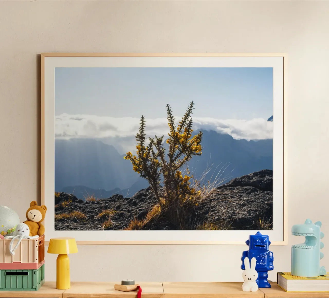 Mont Maïdo con fiori gialli poster con telaio in legno da Léa Lefebvre Photography