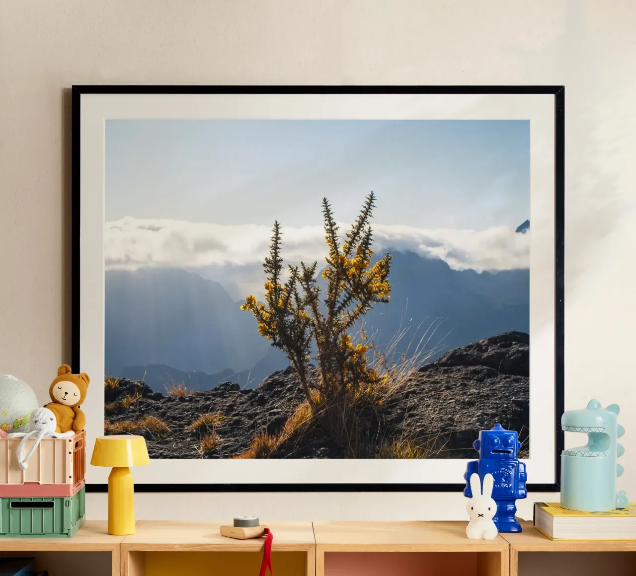 Mont Maïdo con fiori gialli poster con telaio in legno da Léa Lefebvre Photography