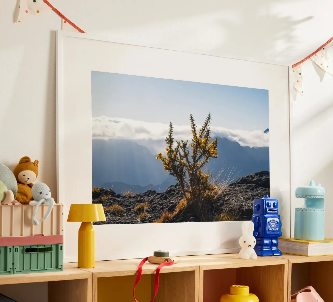 Mont Maïdo con fiori gialli poster con telaio in legno da Léa Lefebvre Photography
