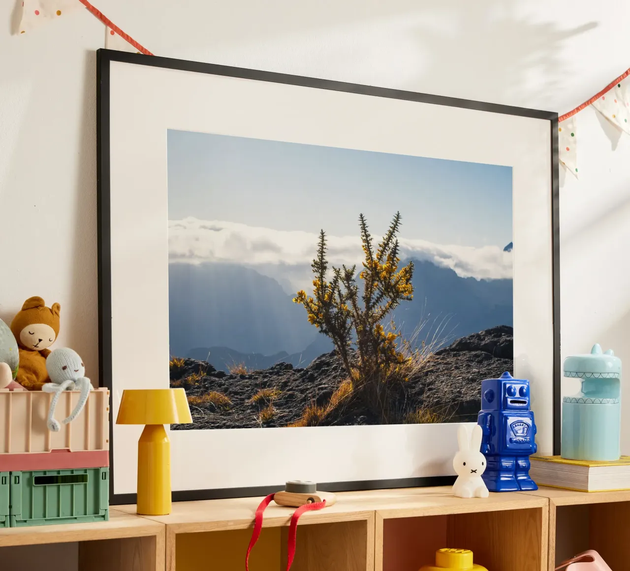 Mont Maïdo con fiori gialli poster con telaio in legno da Léa Lefebvre Photography
