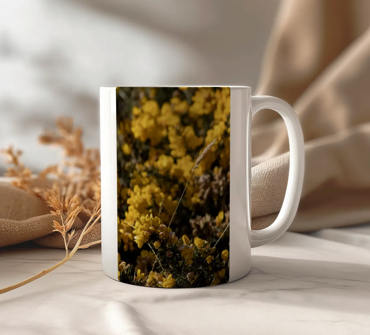 Fiori gialli tazza in ceramica da Léa Lefebvre Photography