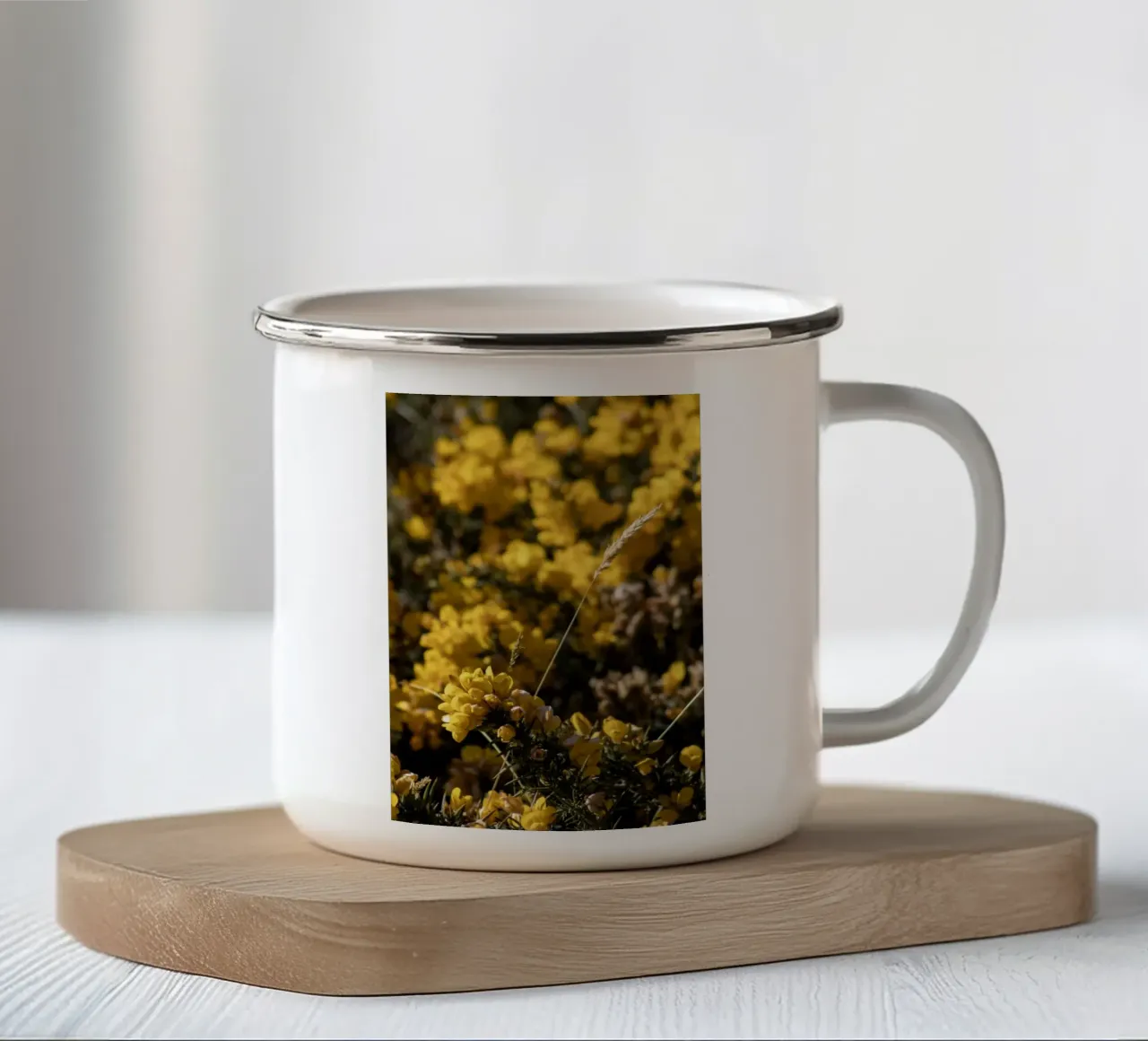 Fiori gialli tazza in smalto da Léa Lefebvre Photography