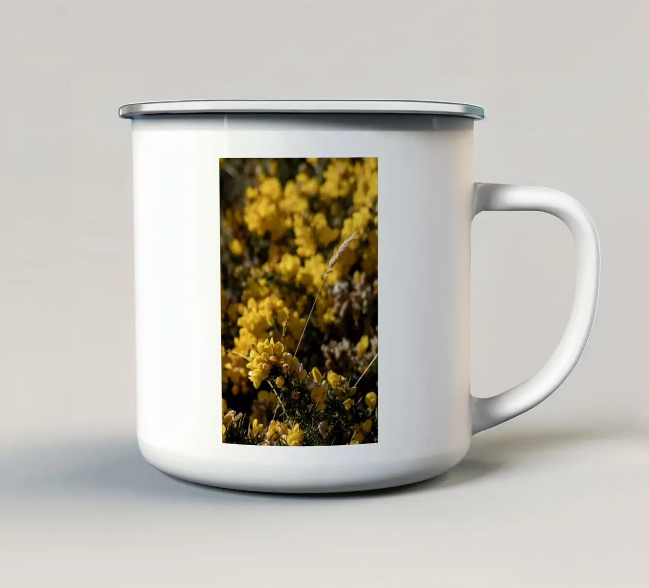 Fiori gialli tazza in smalto da Léa Lefebvre Photography