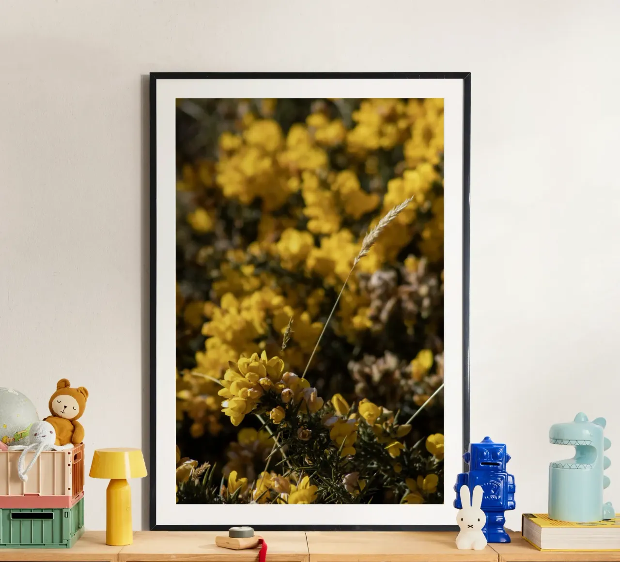 Fiori gialli poster con telaio in legno da Léa Lefebvre Photography