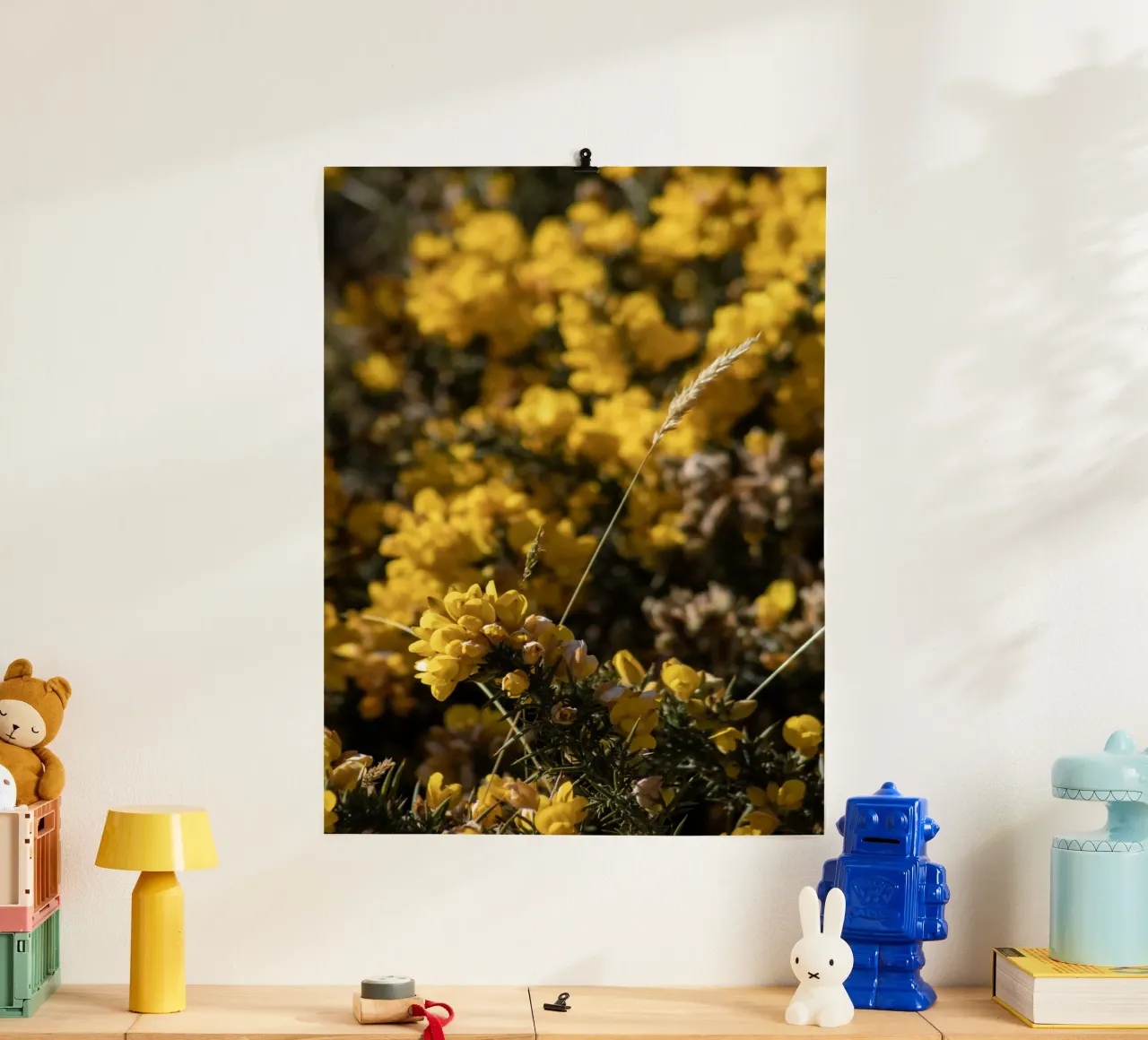 Fiori gialli poster con telaio in legno da Léa Lefebvre Photography
