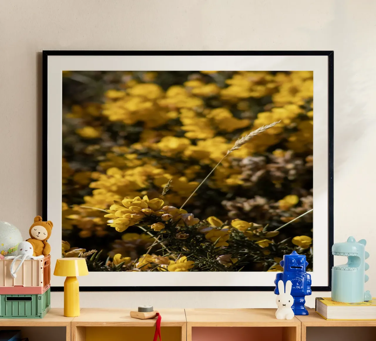 Fiori gialli poster con telaio in legno da Léa Lefebvre Photography