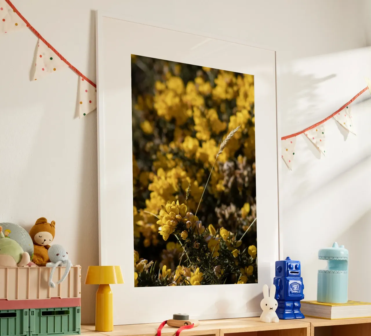 Fiori gialli poster con telaio in legno da Léa Lefebvre Photography