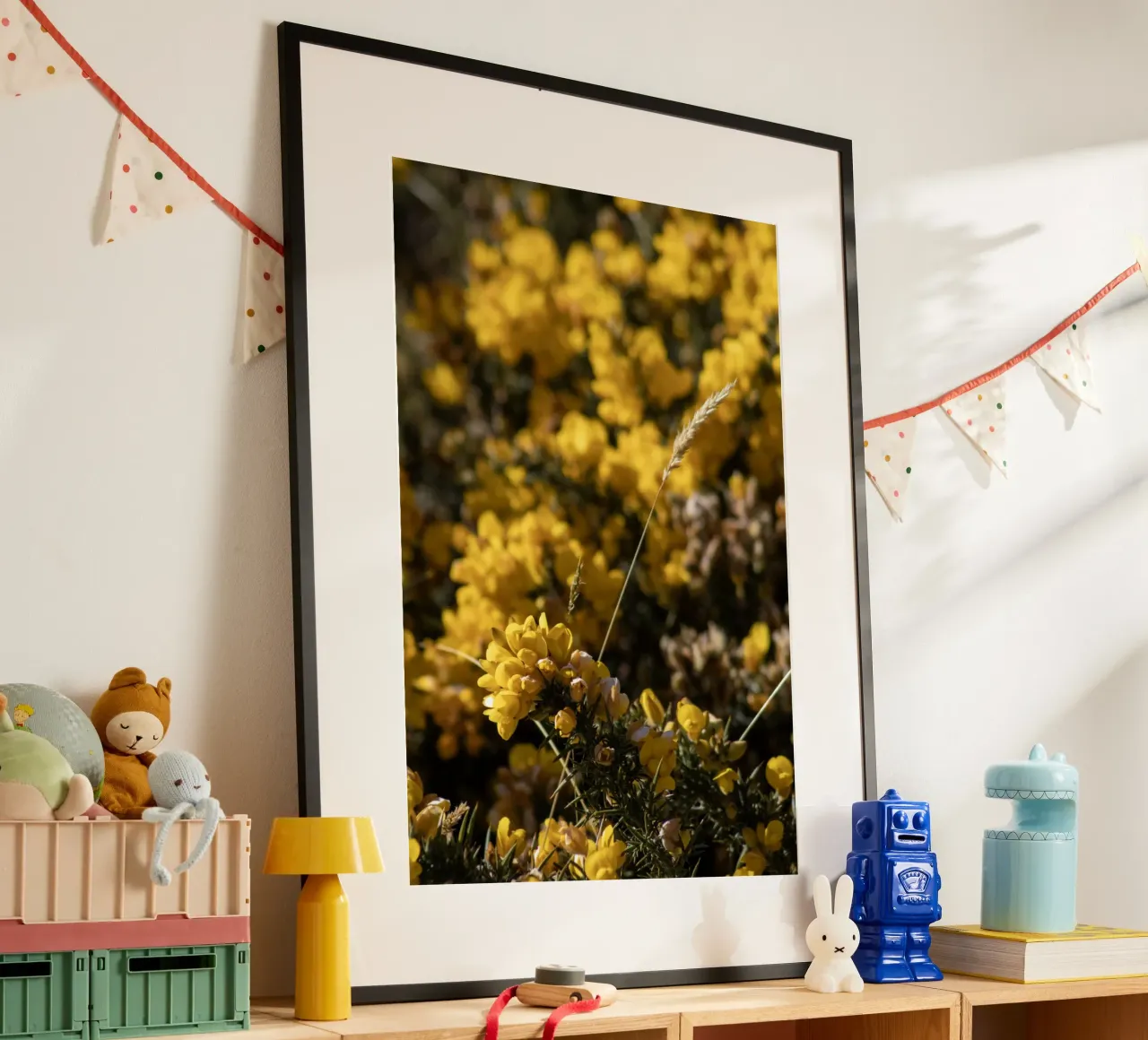 Fiori gialli poster con telaio in legno da Léa Lefebvre Photography