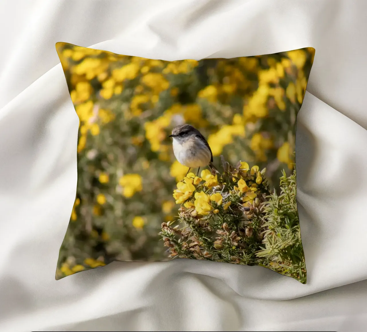 Un uccello su fiori gialli cuscino da Léa Lefebvre Photography