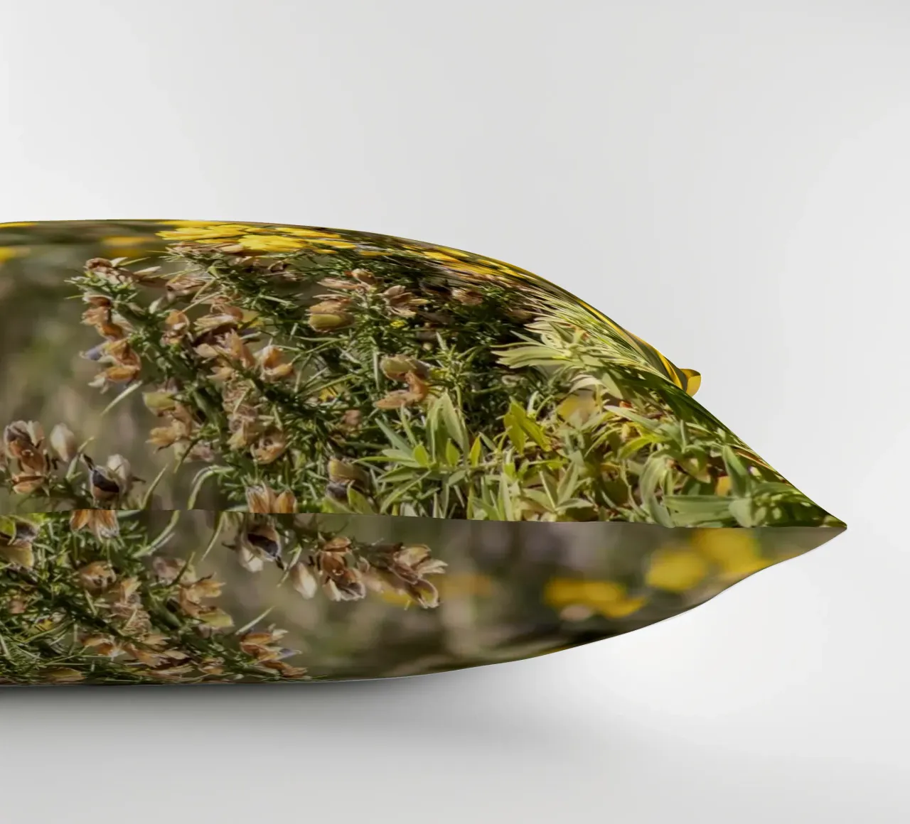 Un uccello su fiori gialli cuscino da Léa Lefebvre Photography