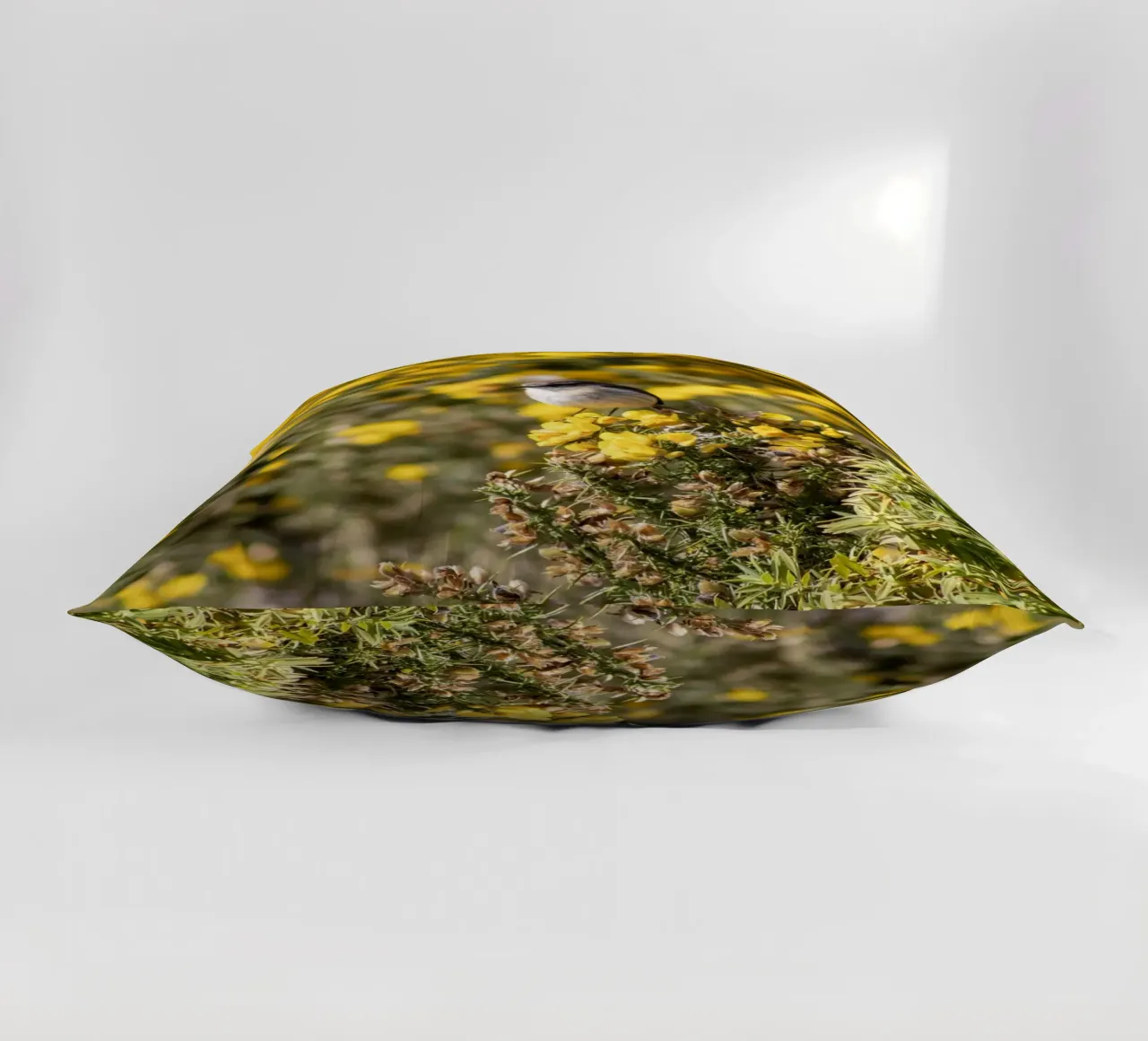 Un uccello su fiori gialli cuscino da Léa Lefebvre Photography
