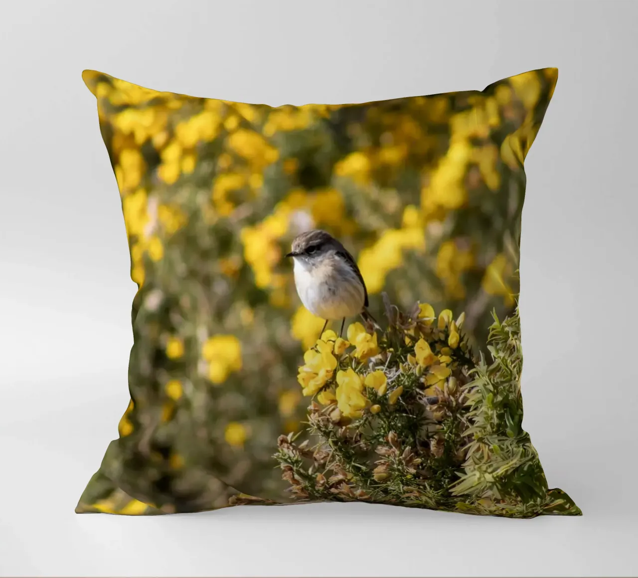 Un uccello su fiori gialli cuscino da Léa Lefebvre Photography