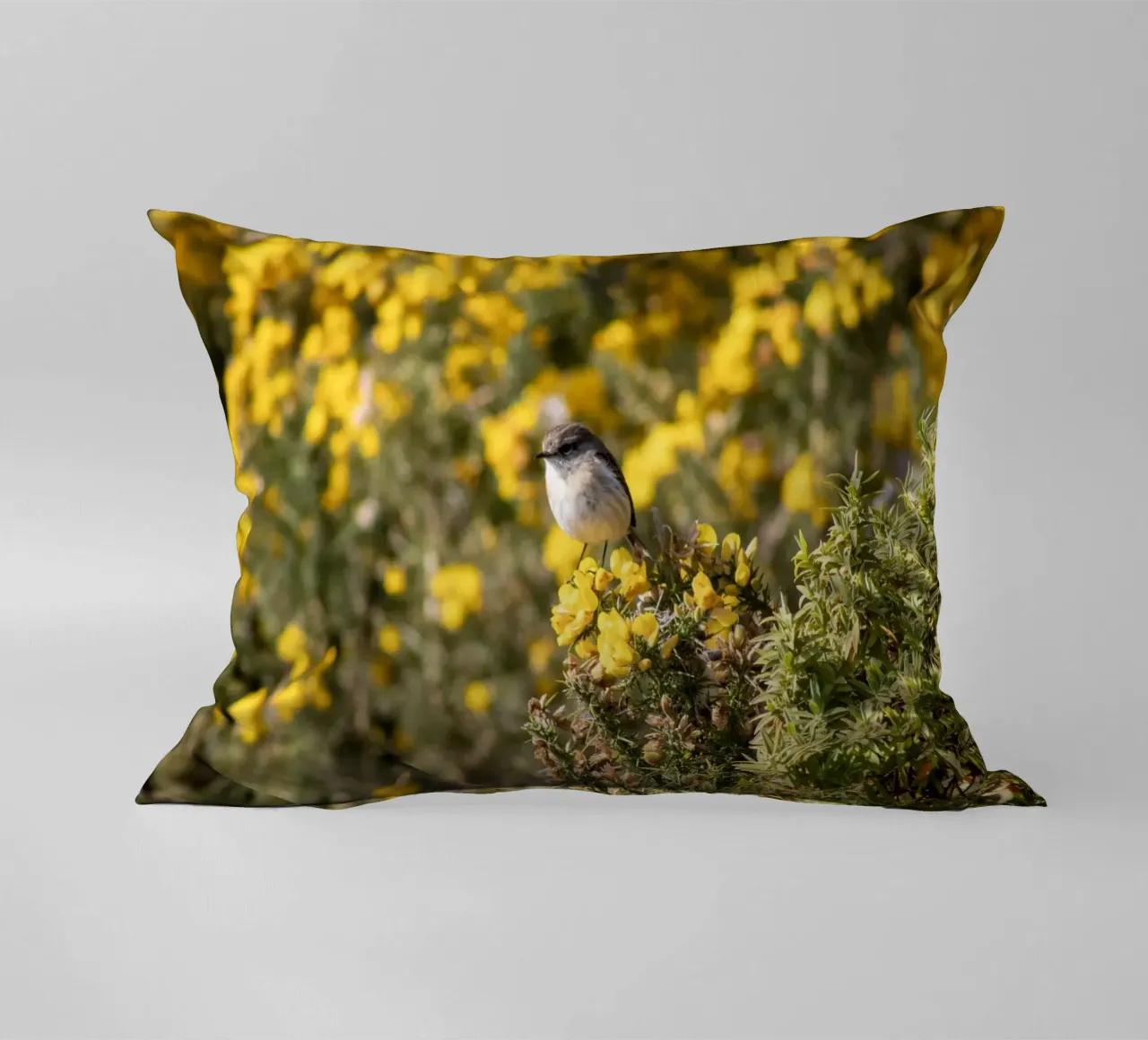 Un uccello su fiori gialli cuscino da Léa Lefebvre Photography