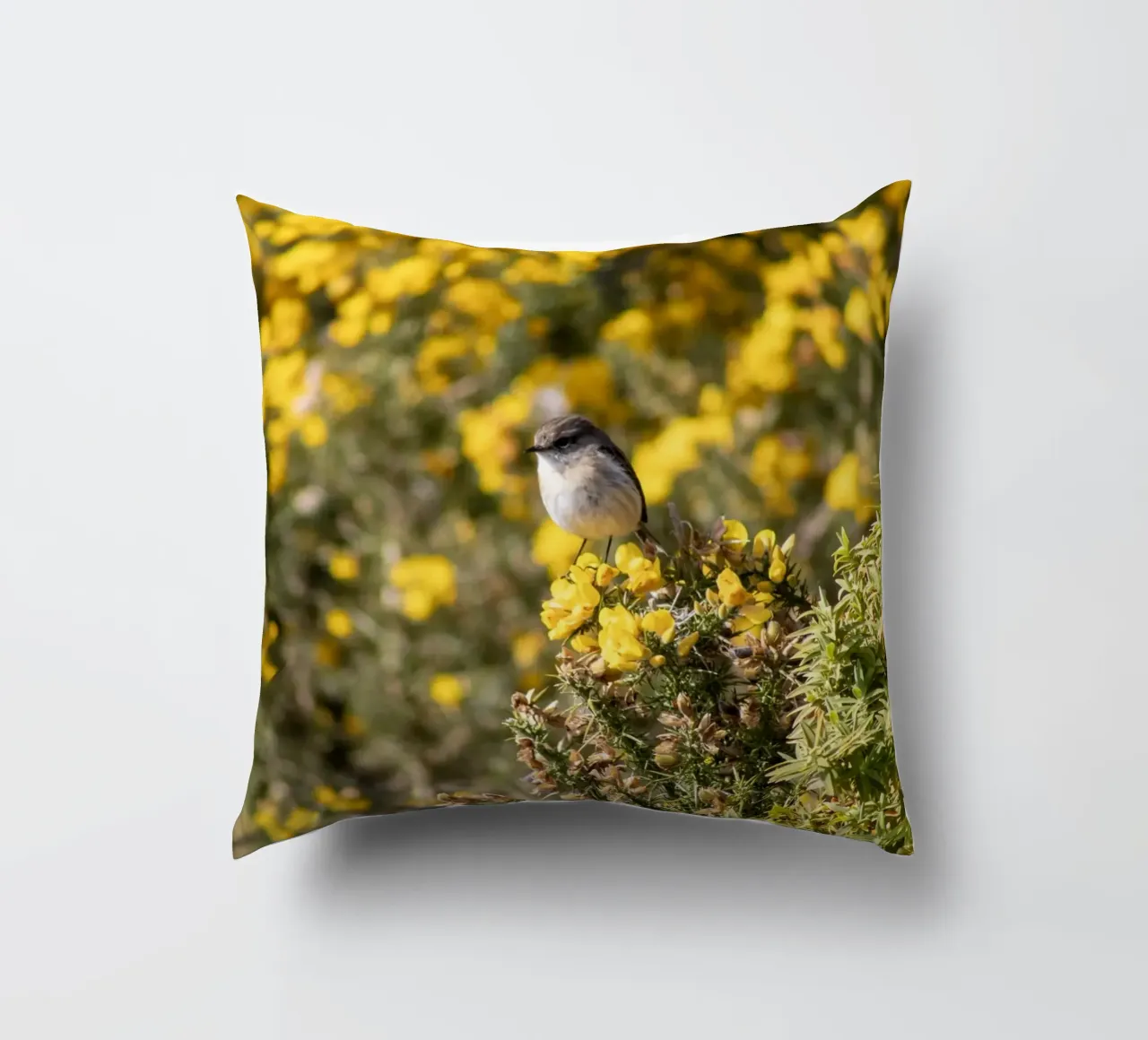 Un uccello su fiori gialli cuscino da Léa Lefebvre Photography