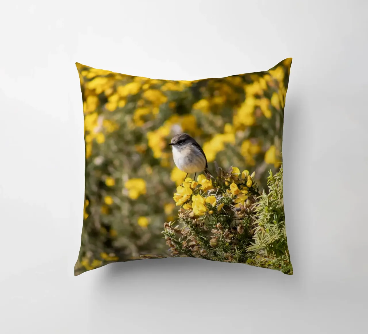 Un uccello su fiori gialli cuscino da Léa Lefebvre Photography
