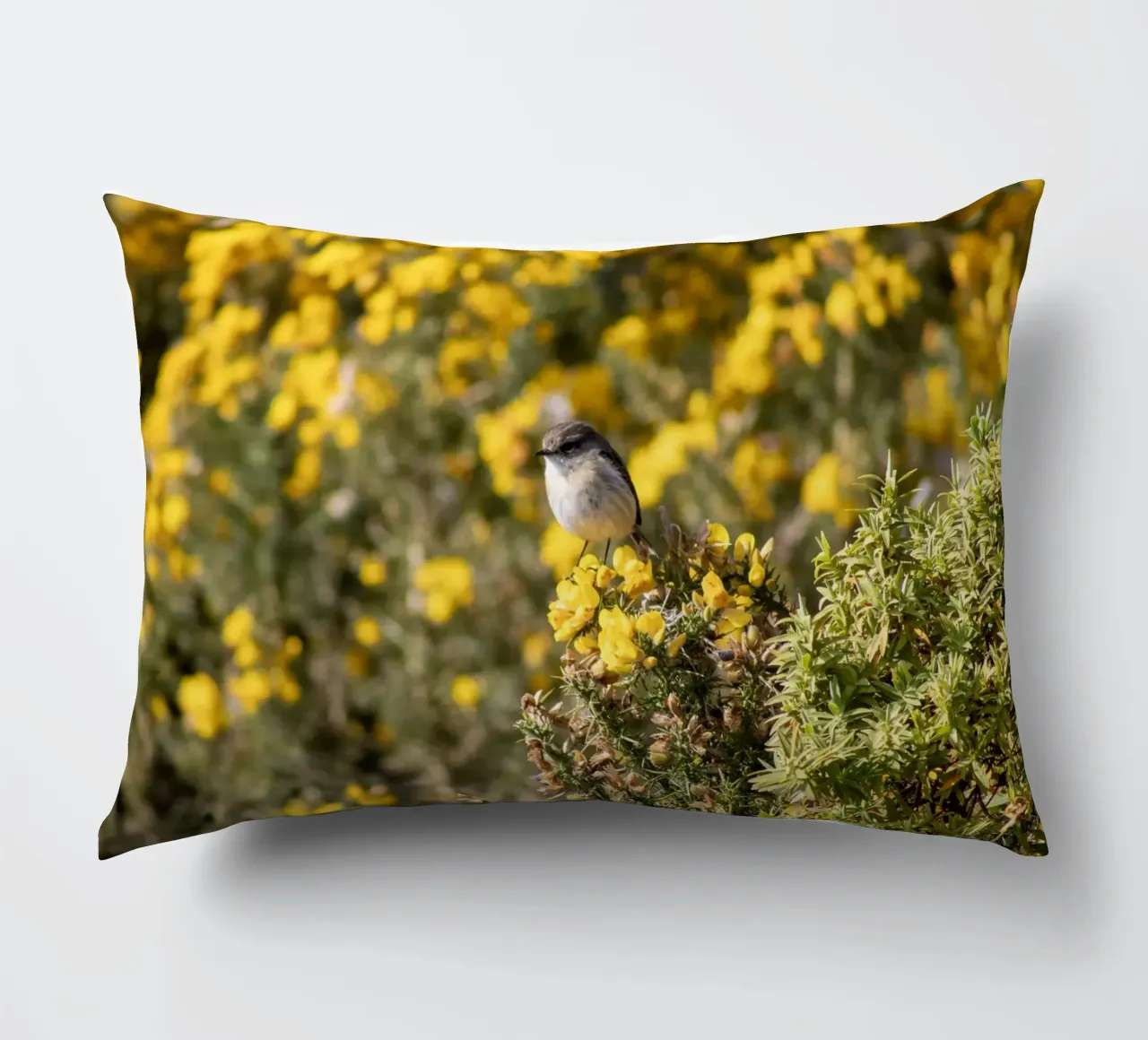 Un uccello su fiori gialli cuscino da Léa Lefebvre Photography