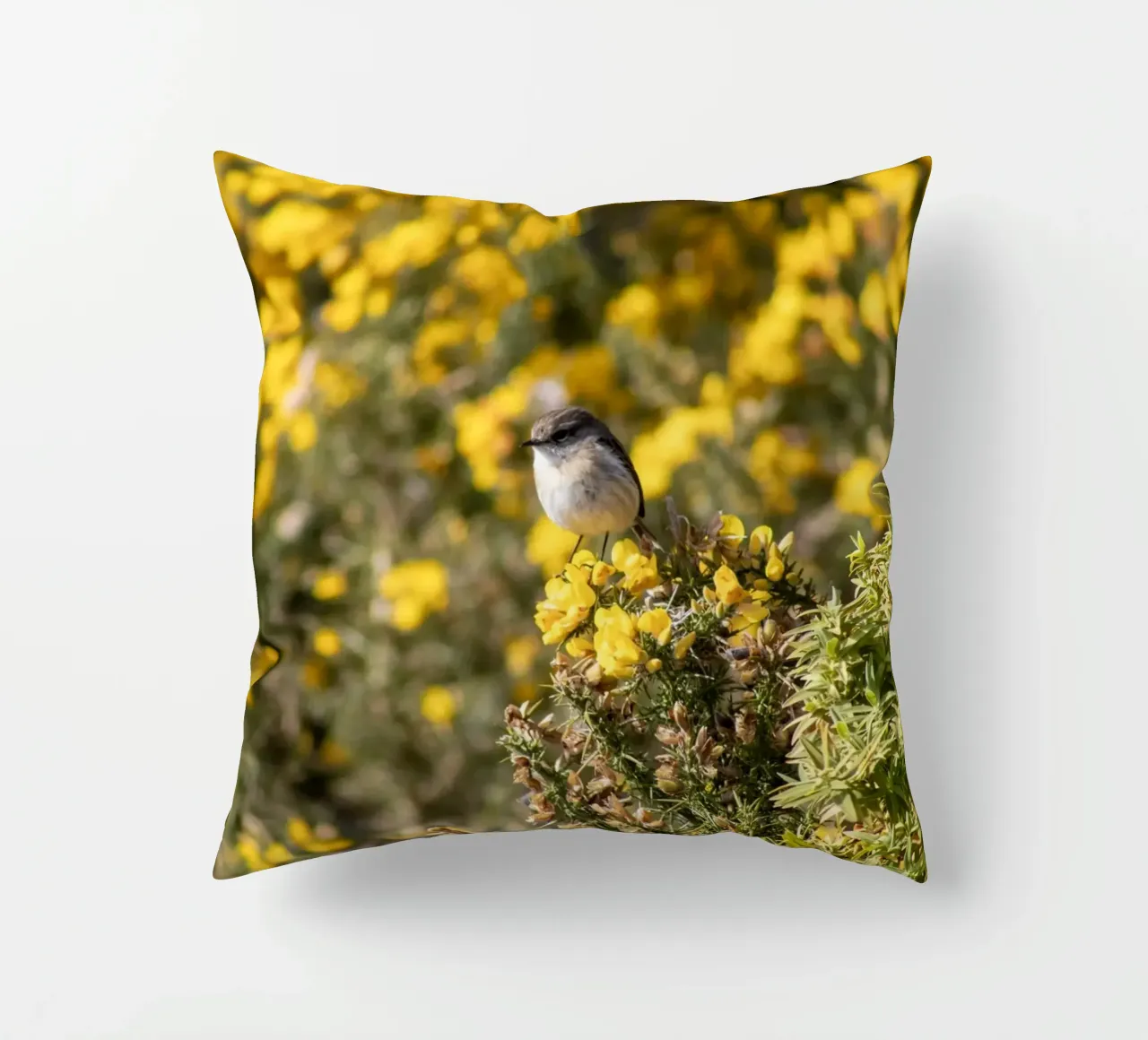 Un uccello su fiori gialli cuscino da Léa Lefebvre Photography