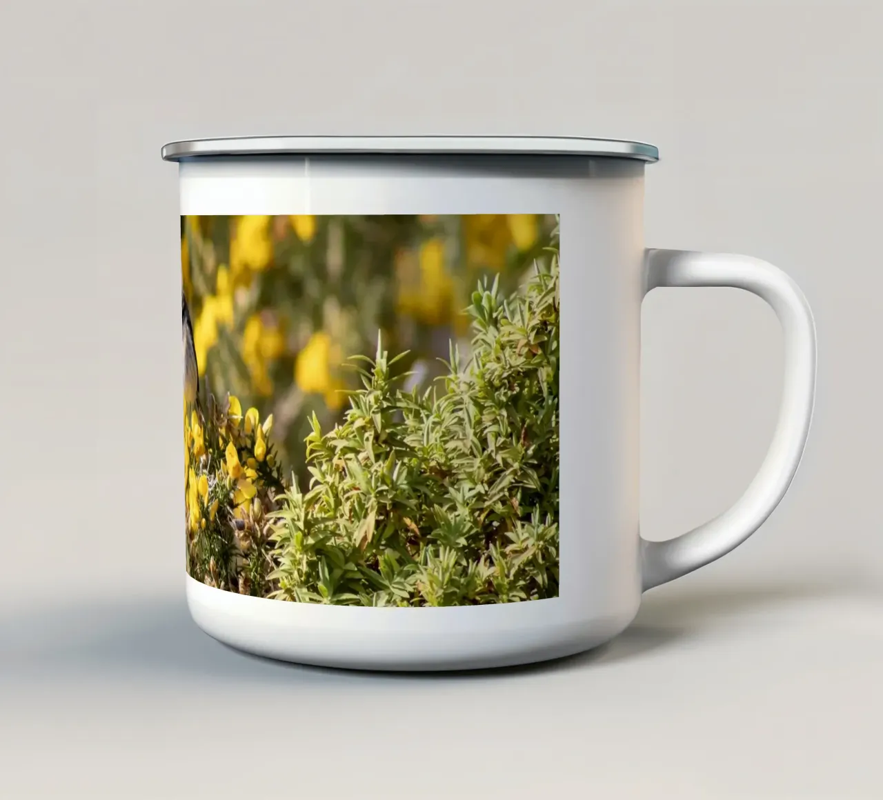 Un uccello su fiori gialli tazza in smalto da Léa Lefebvre Photography