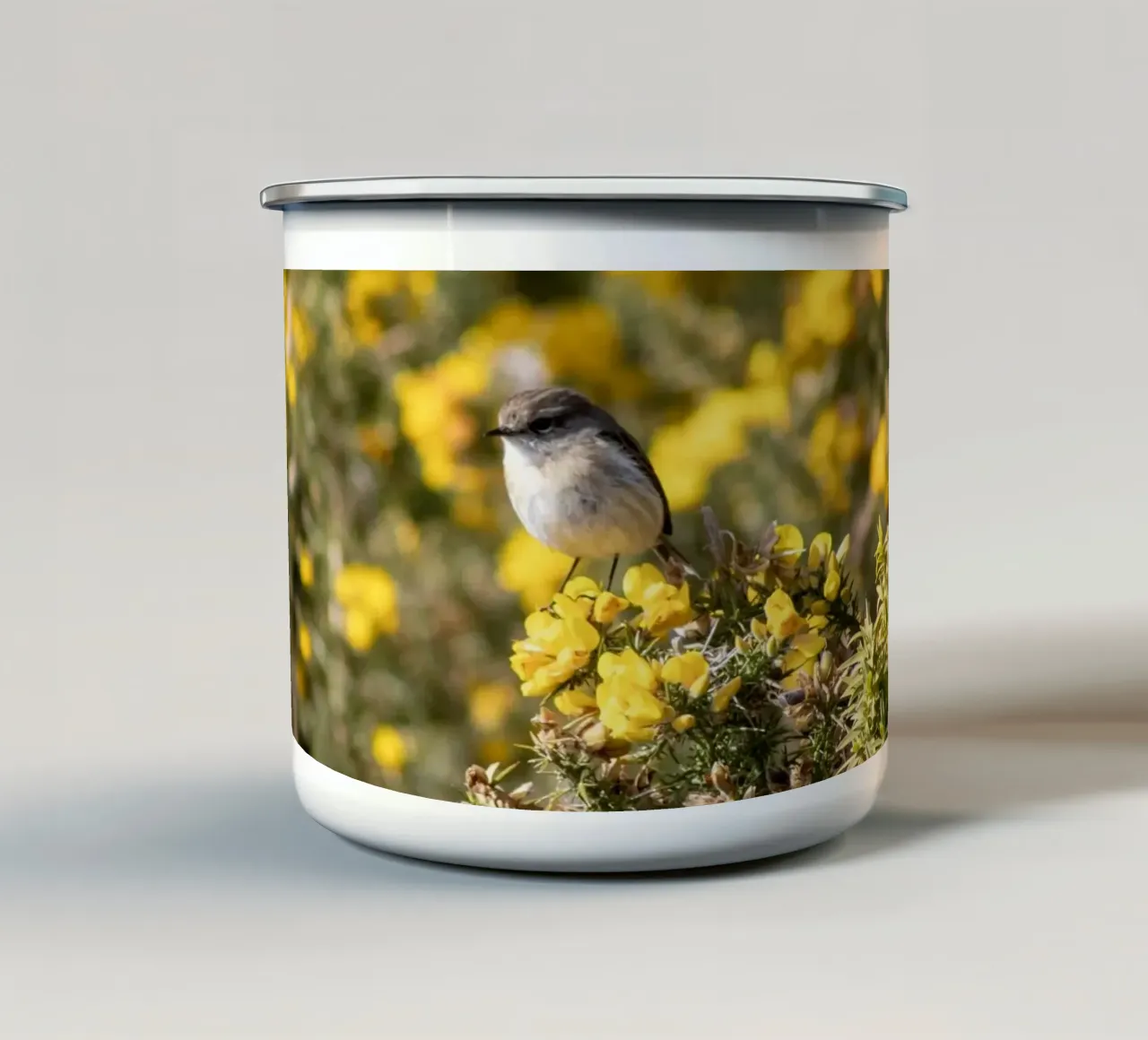 Un uccello su fiori gialli tazza in smalto da Léa Lefebvre Photography