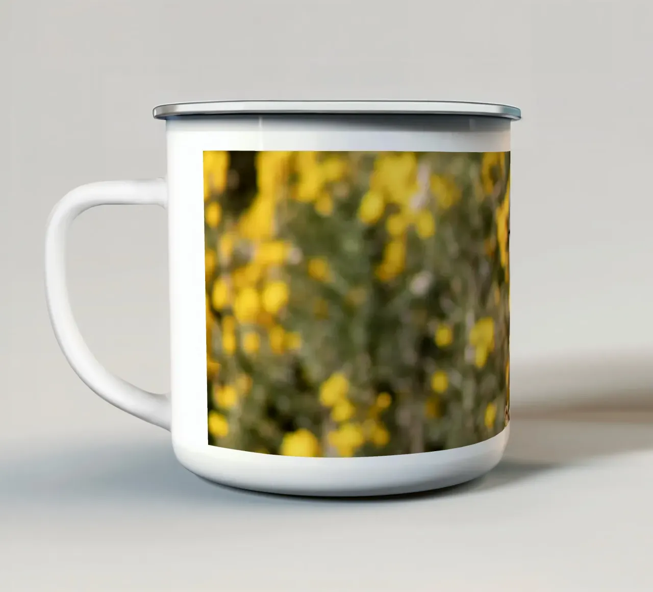 Un uccello su fiori gialli tazza in smalto da Léa Lefebvre Photography