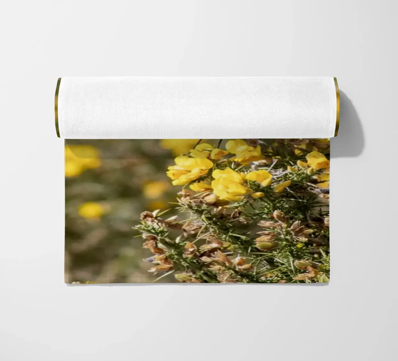 Un uccello su fiori gialli telo mare da Léa Lefebvre Photography