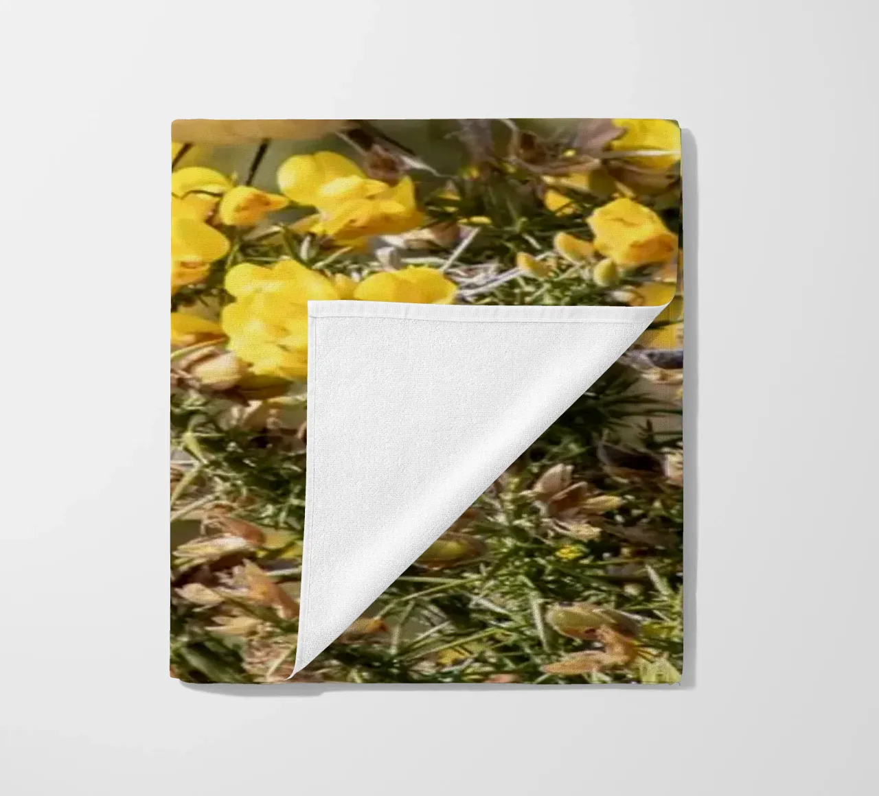 Un uccello su fiori gialli telo mare da Léa Lefebvre Photography