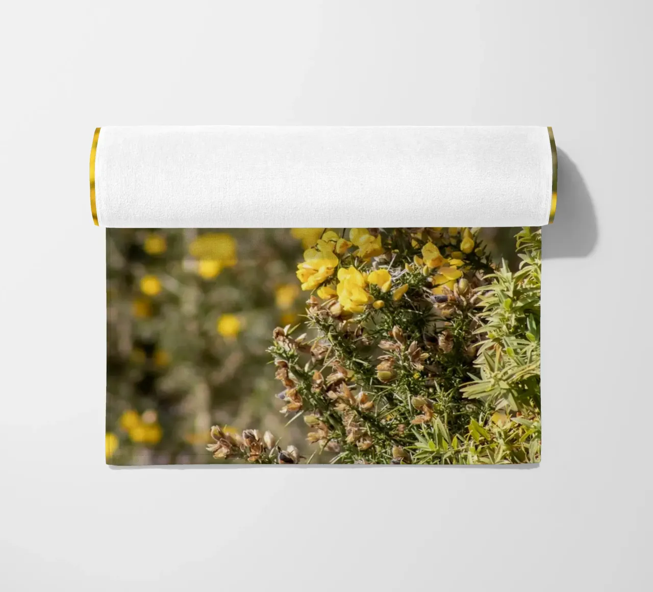 Un uccello su fiori gialli telo mare da Léa Lefebvre Photography