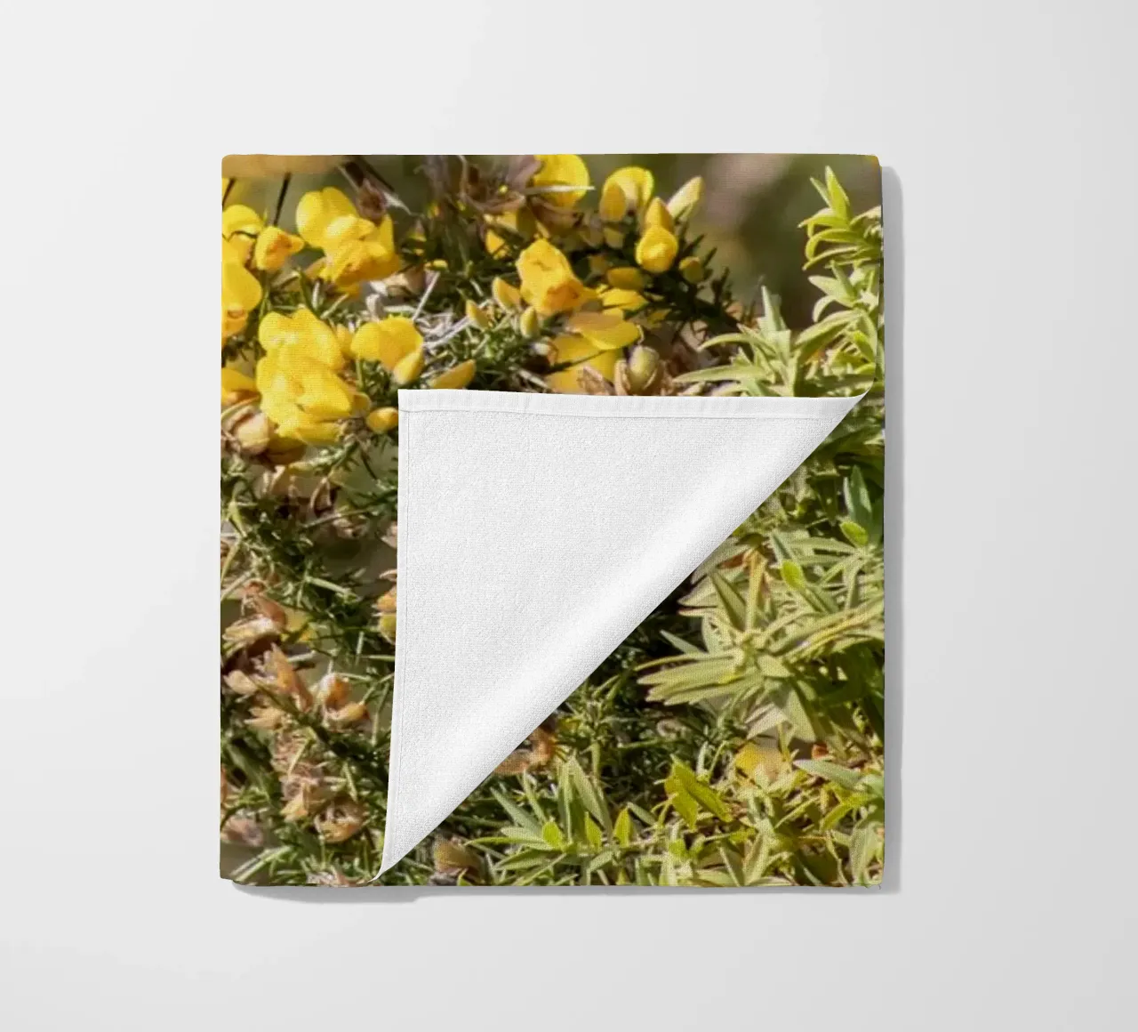 Un uccello su fiori gialli telo mare da Léa Lefebvre Photography
