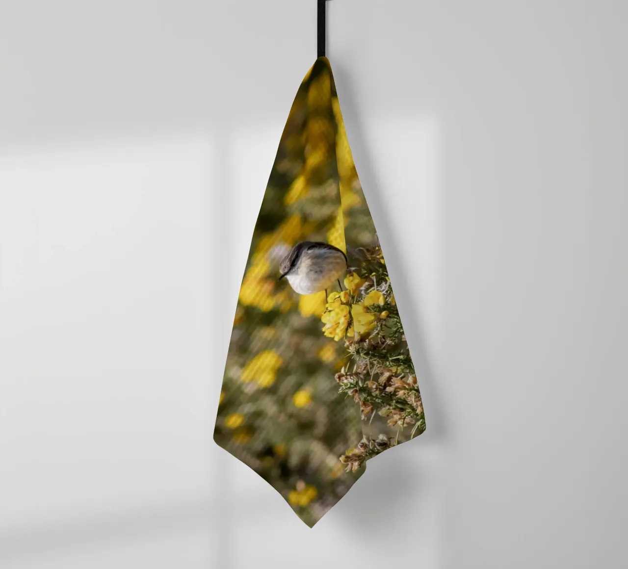 Un uccello su fiori gialli canovaccio da cucina da Léa Lefebvre Photography