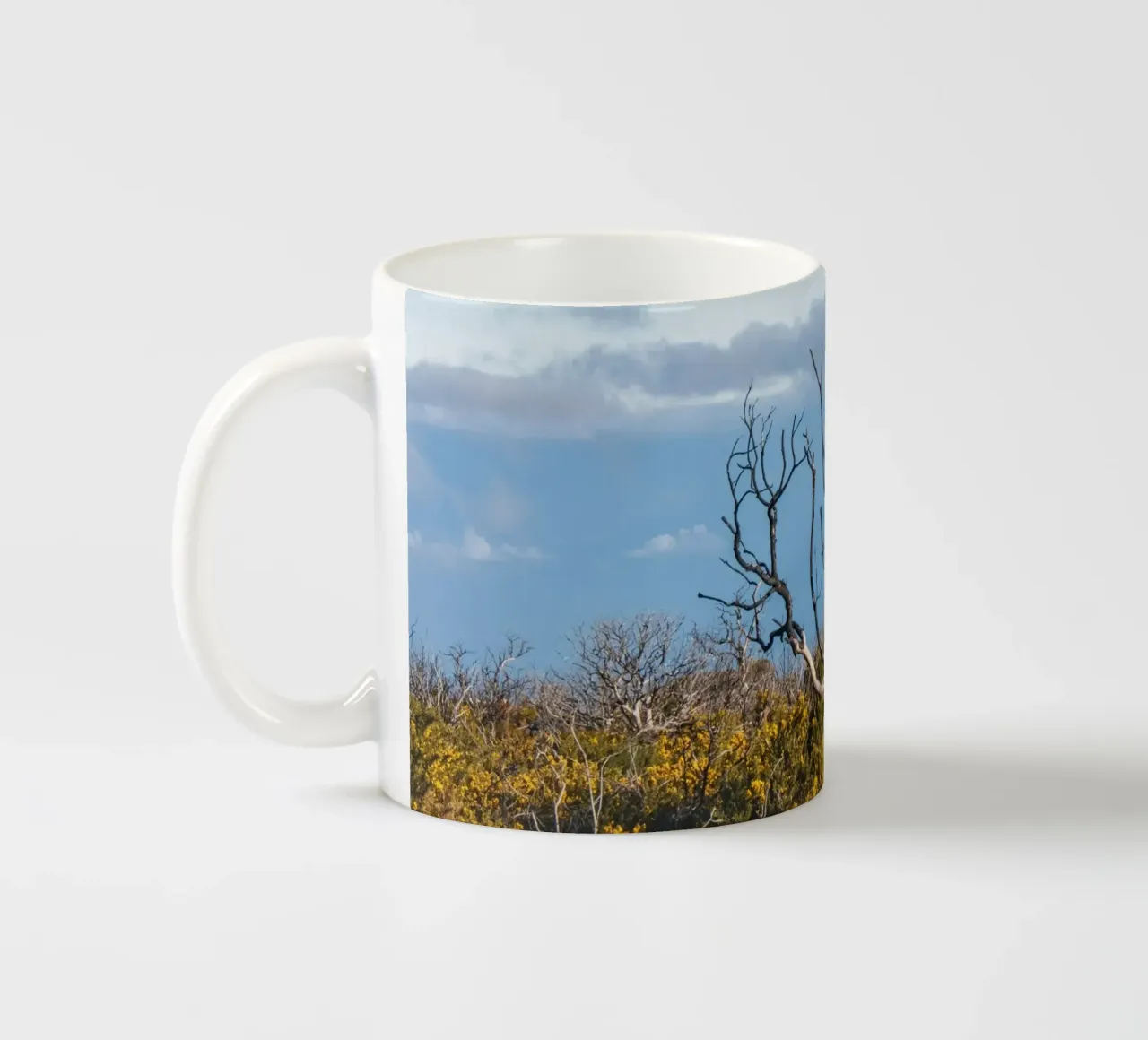 Albero spoglio su una collina tazza in ceramica da Léa Lefebvre Photography