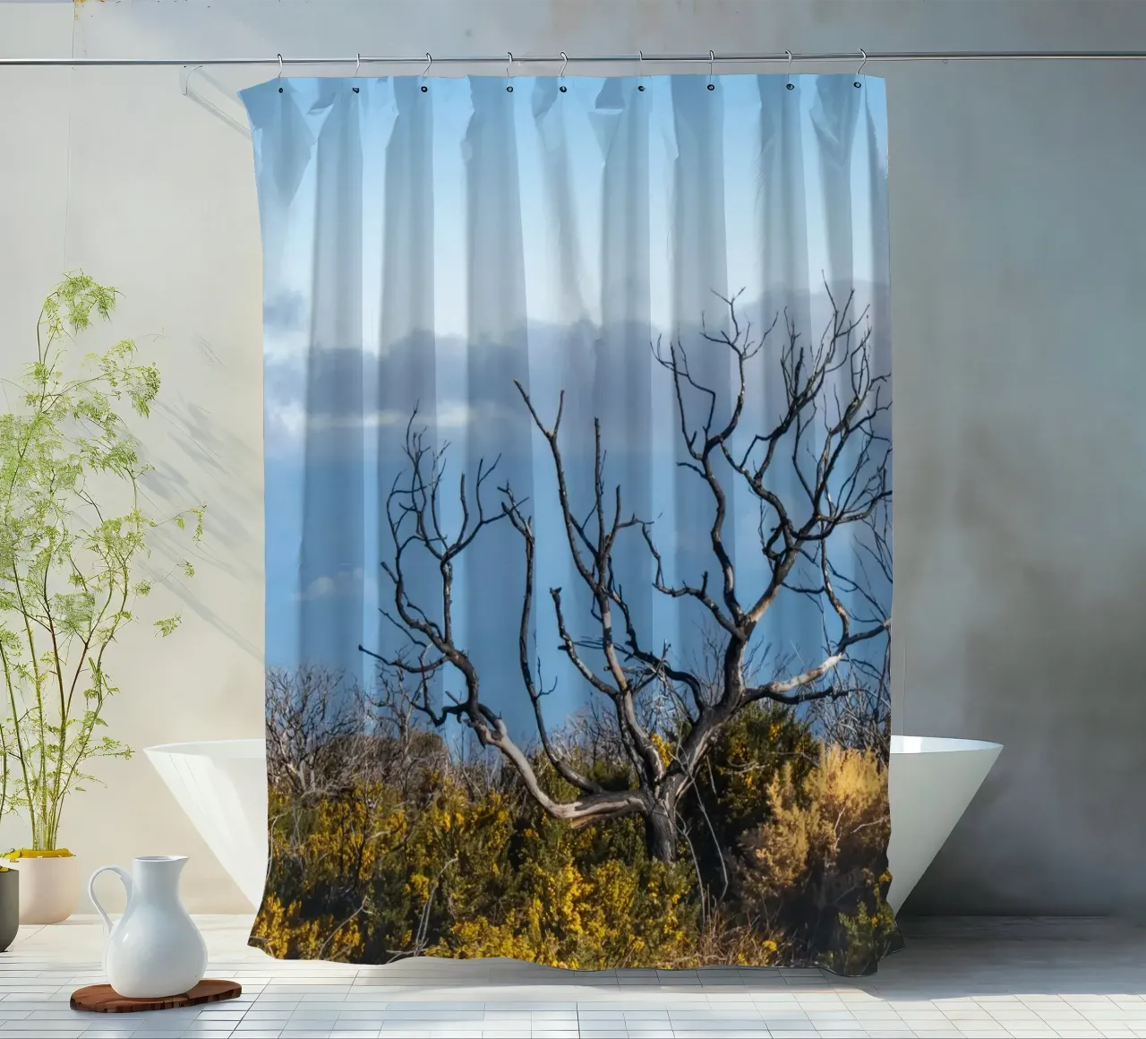 Albero spoglio su una collina tenda da doccia da Léa Lefebvre Photography