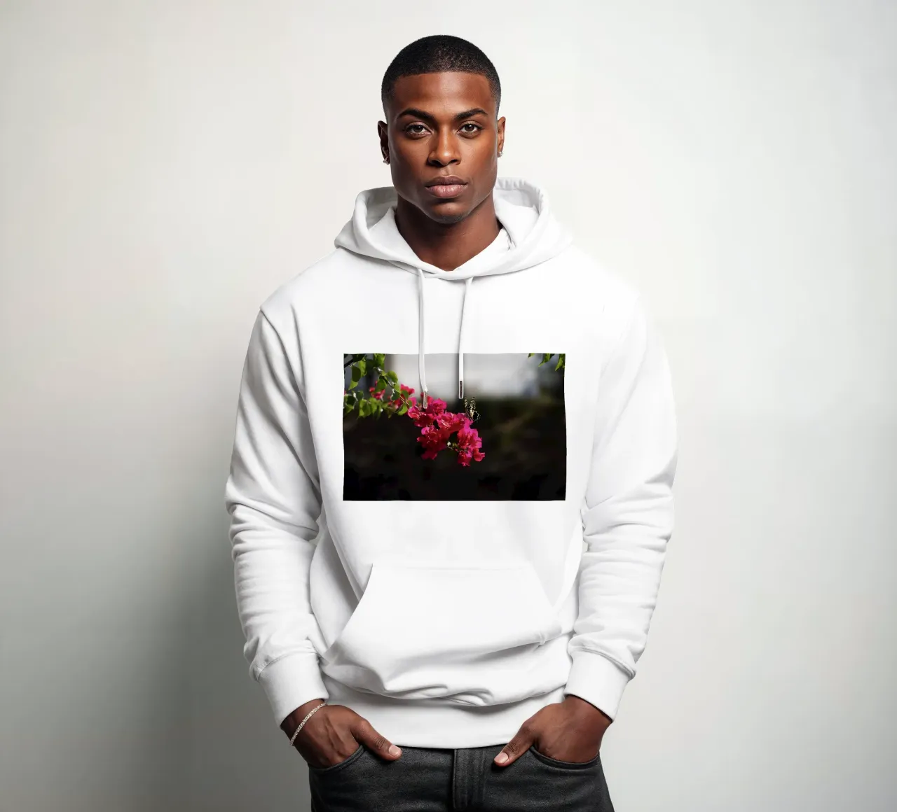 Farfalla su fiori rosa felpa con cappuccio da Léa Lefebvre Photography