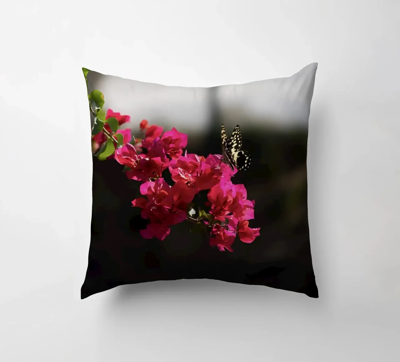 Farfalla su fiori rosa cuscino da Léa Lefebvre Photography