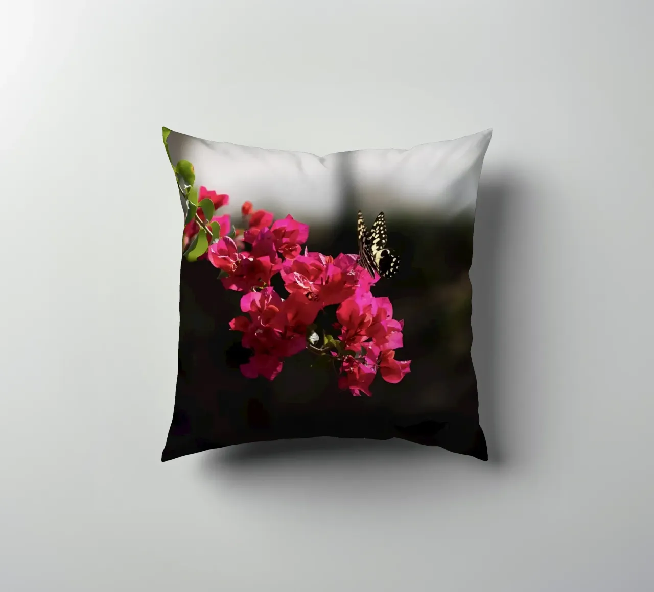 Farfalla su fiori rosa cuscino da Léa Lefebvre Photography