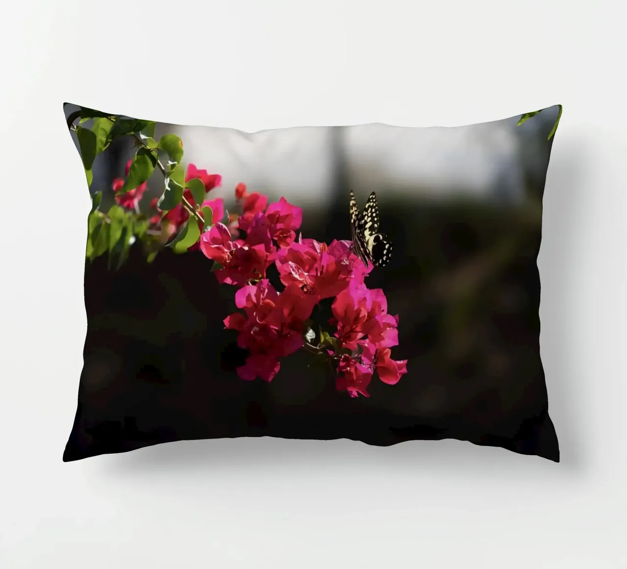 Farfalla su fiori rosa cuscino da Léa Lefebvre Photography
